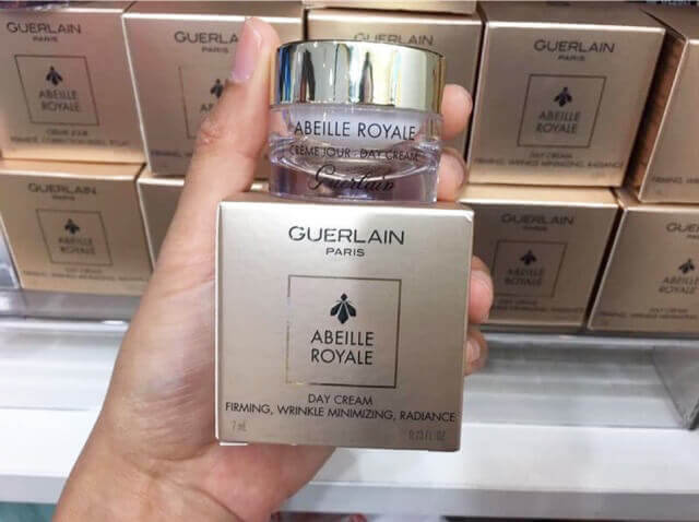 Guerlain Abeille Royale Day Cream 7 ml.  ลดเลือนริ้วรอย ช่วยให้ผิวกระชับขึ้นอย่างสังเกตเห็นได้ กลิ่นหอมหวานละมุนจากน้ำผึ้ง ผสานกับกลิ่นดอกไม้หอม และสมุนไพรสด ด้วยเนื้อครีมบางเบาจึงสามารถซึมซาบเข้าสู่ผิวได้อย่างรวดเร็ว   ผิวจึงชุ่มชื้นและเรียบเนียนขึ้นทันที ซึ่งทำให้ริ้วรอยแลดูลดเลือนอีกด้วย ที่มาพร้อมกับกลิ่นหอมหวานละมุน