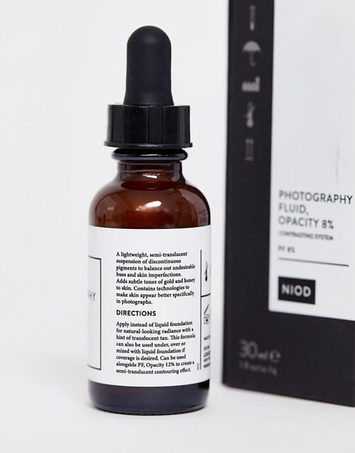 NIOD Photography Fluid Tan Opacity 8%  30 ml.  เซรั่มบำรุงผิวก่อนแต่งหน้า ‘Photography’ ให้หน้าดูกระจ่างใสสุขภาพดีทันที สามารถใช้แทน Primer ตัวเซรั่มจะช่วยให้ผิวดูเนียนโกลว์หลังทา   มาด้วยกัน 2 เฉดสีคือ 8% (สำหรับผิวคนขาวเหลือง , ผิวแทน) และ 12% (สำหรับคนผิวขาวชมพู)   เซรั่มกระชับรูขุมขน ปรับผิวกระจ่างใส พร้อมเป็นเมคอัพเบสในตัว