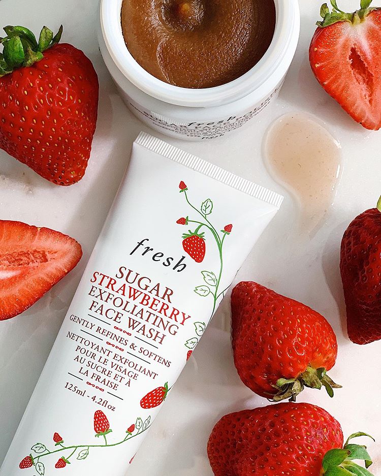 Fresh Sugar Strawberry Exfoliating Face Wash 20ml. คลีนเซอร์ล้างหน้าผสานส่วนผสมของสตรอว์เบอร์รี่ที่ช่วยผลัดเซลล์ผิวอย่างอ่อนโยน ขจัดน้ำมันส่วนเกิน และทำให้รูขุมขนแลดูเล็กลง