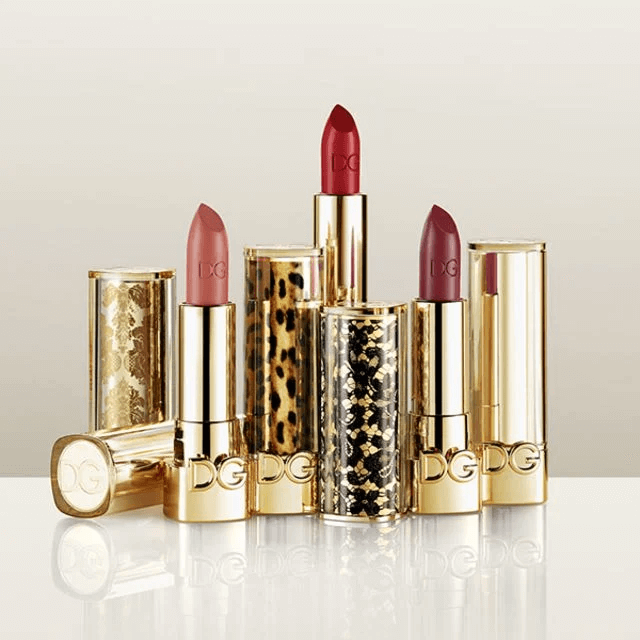 Dolce & GabbanaThe Only One Luminous Colour Lipstick #230 DGbellezza 1.7 g  เคลือบผิวริมฝีปากอย่างแนบเนียน เพราะราชินีแต่ละองค์ล้วนมีเอกลักษณ์เฉพาะตัว ลิปสติก The Only One Luminous Colour Lipstick มอบความเป็นเอกลักษณ์ด้วยปลอกฝาที่ได้รับแรงบันดาลใจจากแฟชั่นของ DOLCE&GABBANA   ไม่ว่าจะเป็นสีทองอันทรงแบบฉบับ, ลายลูกไม้สีดำ, งานทอยกลายดอกของผ้าดามาสก์ และลวดลายจากหนังสัตว์