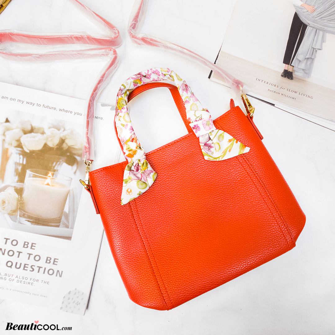 กระเป๋า Estee Lauder Red Romantic Crossbody ขนาด  9.5X7 นิ้ว พร้อมสายสะพายถอดเก็บได้ จะถือแบบคล้องแขนหรือสะพายข้างก้ได้ 